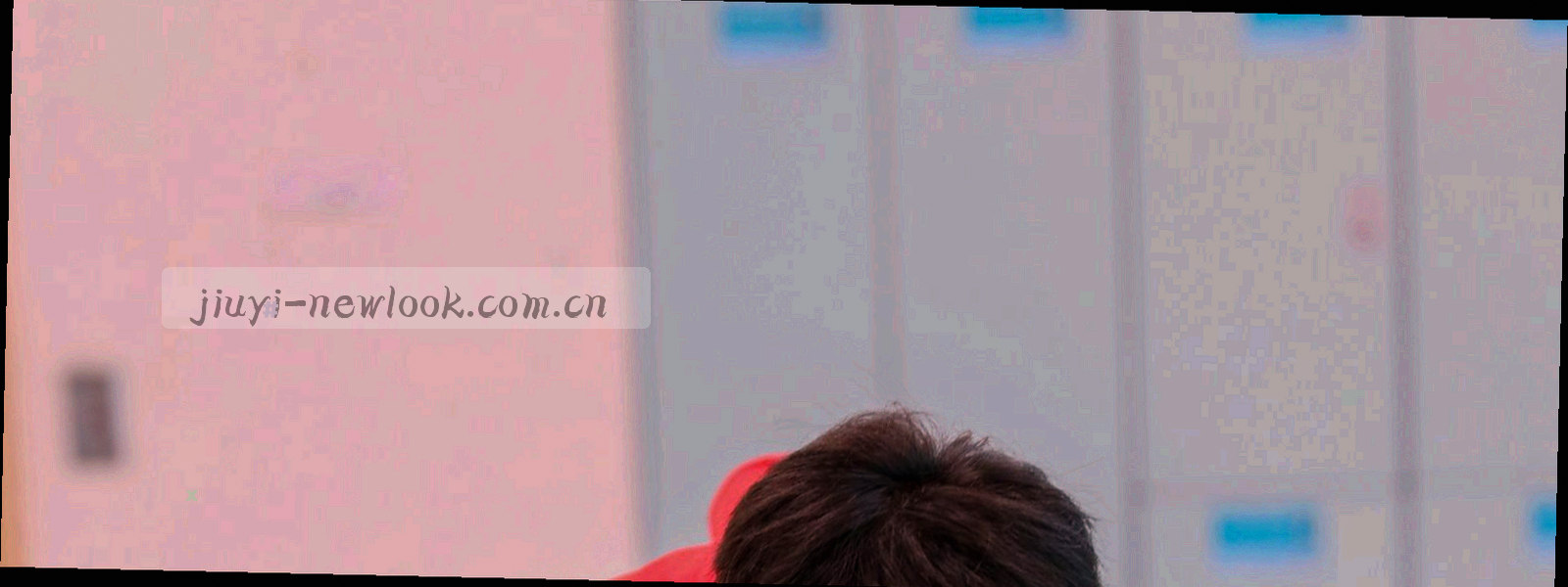 摊开的装订册，页面边缘留有折角与编号标记